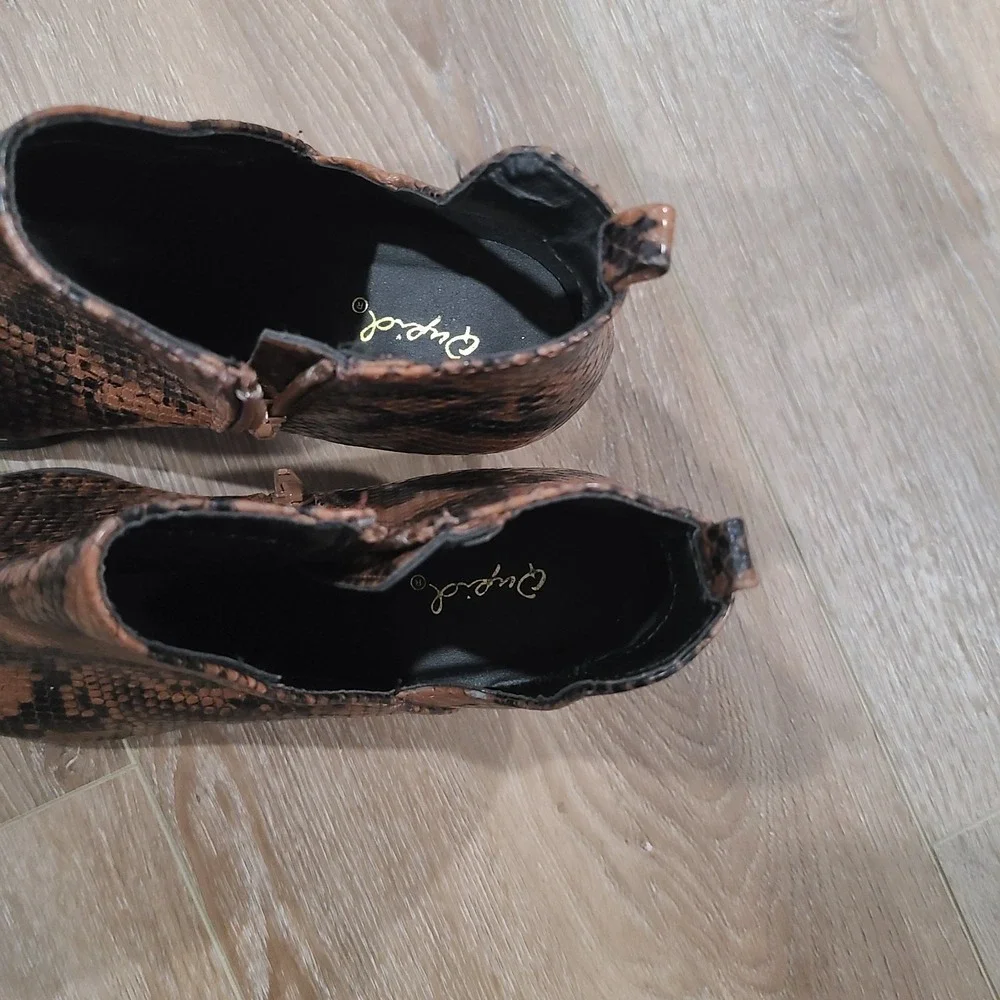 Qupid Nava Booties in‎ Brown / Black Snake, Women's Boots Size 8